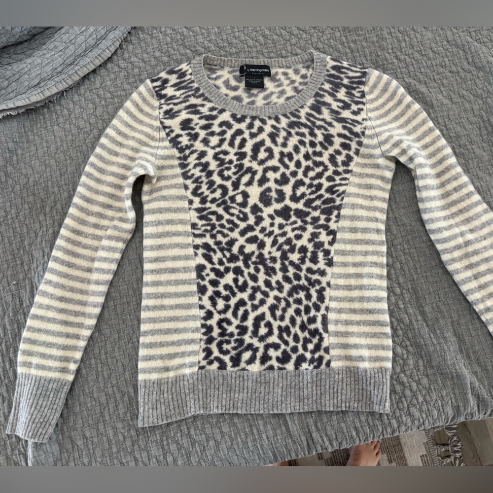 Cashmere  sweater by Bloomingdale’s. Size S 
Super cute design